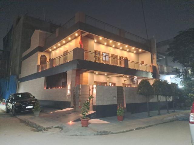 Resale | 3 BHK + Pooja Room,Study Room 250 Sq.Mt. Villa in Sector 27