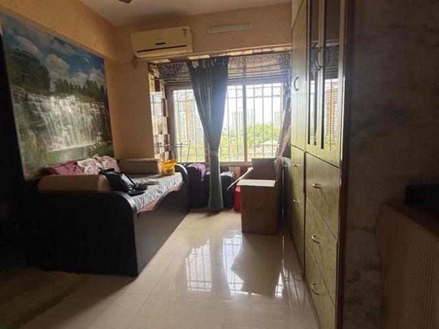 Resale | 3 BHK + Prayer Room,Servant Room 900 Sq.Ft. Apartment in Dosti Clover