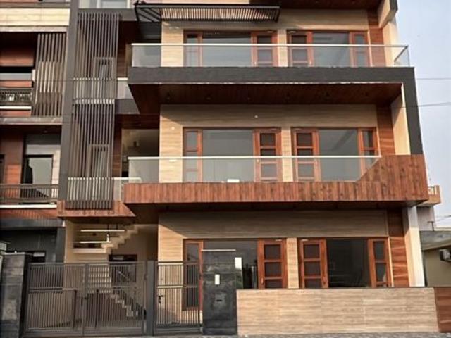 Resale | 3 BHK + Prayer Room,Study Room,Extra Room,Store Room 300 Sq.Yd. Independent House in Sector 89