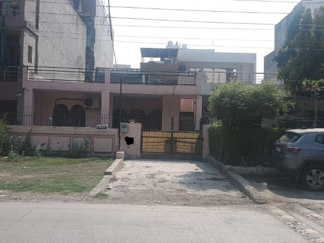 Resale | 1.5 BHK + Servant Room 250 Sq.Yd. Independent House in Sector 9