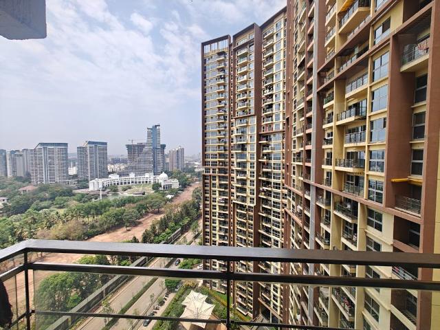 Resale | 1 BHK 600 Sq.Ft. Apartment in Amanora Adreno Towers