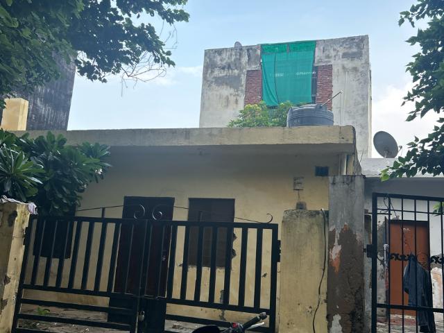 Resale | 1 BHK + Servant Room 112 Sq.Mt. Independent House in Sector 105