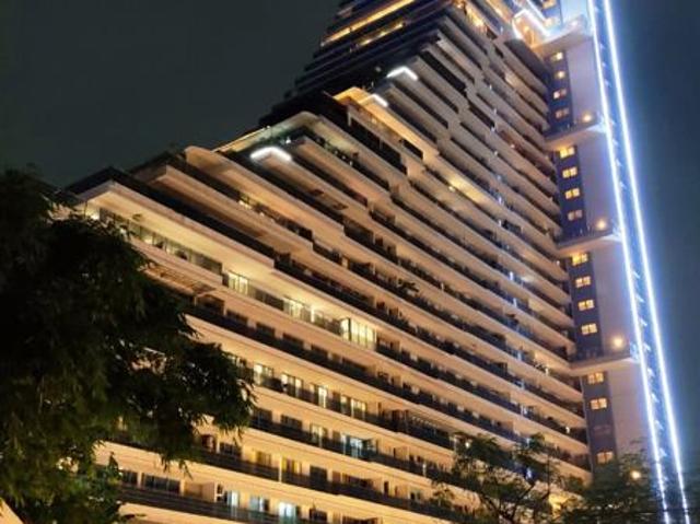 Resale | 1 BHK + Study Room 1000 Sq.Ft. Apartment in Amanora Gateway Towers