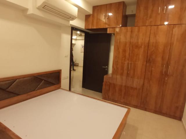 Resale | 2.5 BHK 900 Sq.Ft. Apartment in Oberoi Realty Woods