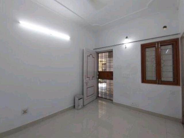 Resale | 2.5 BHK 950 Sq.Ft. Apartment in Arun Vihar Sector 37