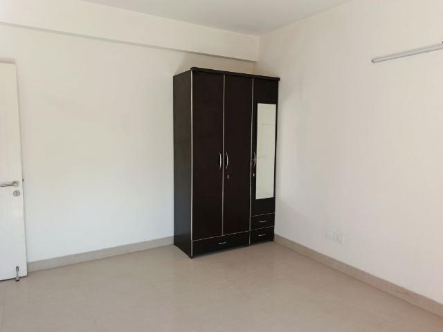Resale | 2.5 BHK + 1020 Sq.Ft. Apartment in Emaar Emerald Estate