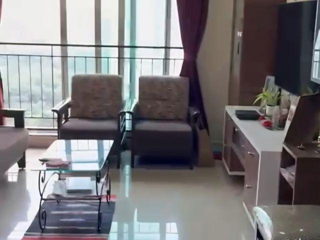 Resale | 2.5 BHK + Extra Room,Store Room 850 Sq.Ft. Apartment in Rustomjee Athena