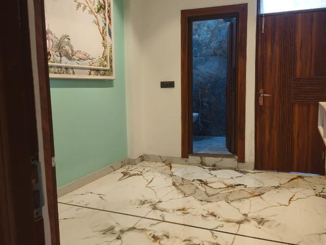 Resale | 2.5 BHK + Extra Room 1465 Sq.Ft. Apartment in Crossing Republik