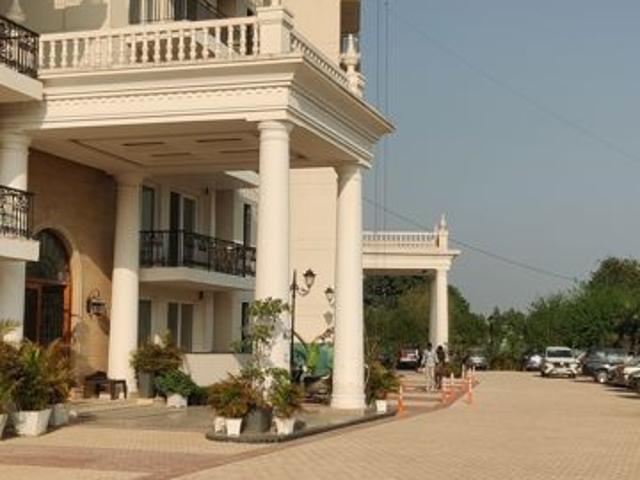 Resale | 2.5 BHK + Extra Room 1303 Sq.Ft. Apartment in Omaxe The Resort