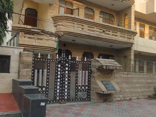 Resale | 2.5 BHK + Pooja Room 250 Sq.Yd. Independent House in Sector 9