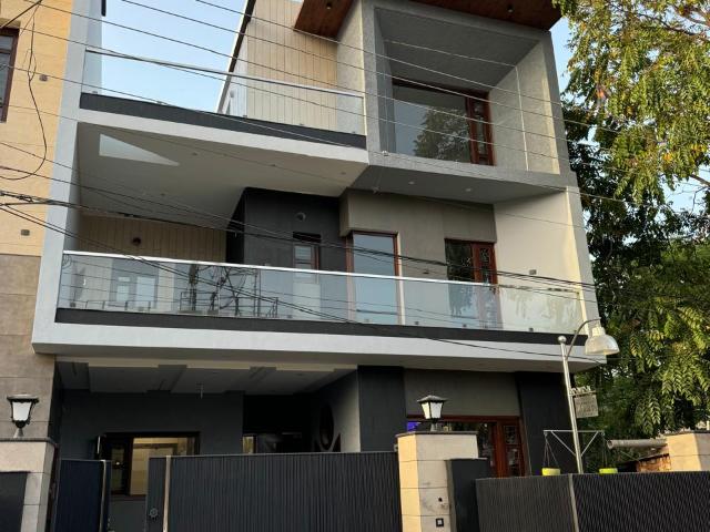 Resale | 2.5 BHK + Pooja Room 220 Sq.Yd. Independent House in Sunny Enclave