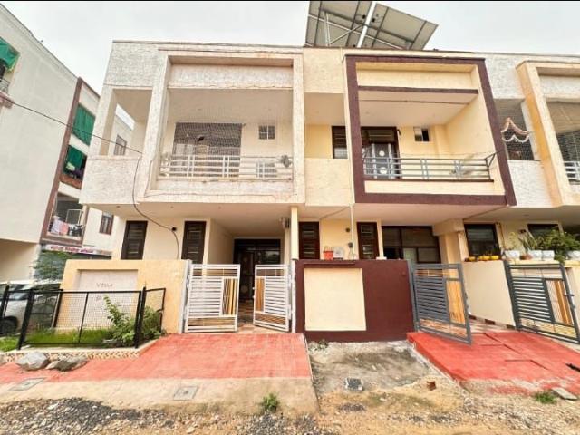 Resale | 2.5 BHK + Pooja Room 92 Sq.Yd. Villa in Sirsi Road