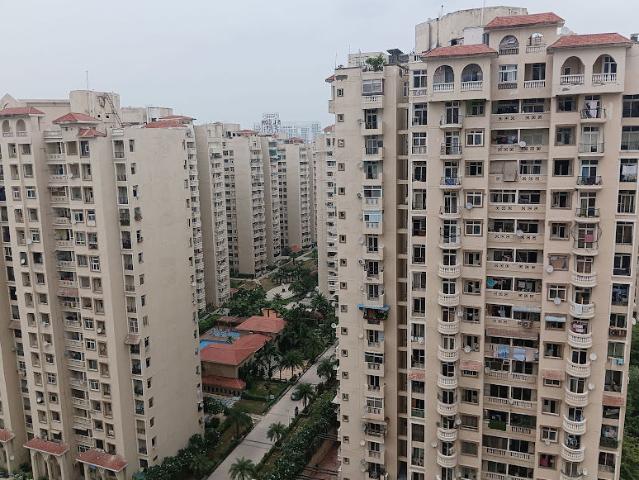 Resale | 2.5 BHK + Study Room 1180 Sq.Ft. Apartment in Amrapali Silicon City