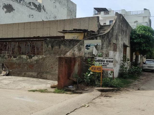 Resale | 2.5 BHK + Study Room 333 Sq.Yd. Independent House in Sector 7