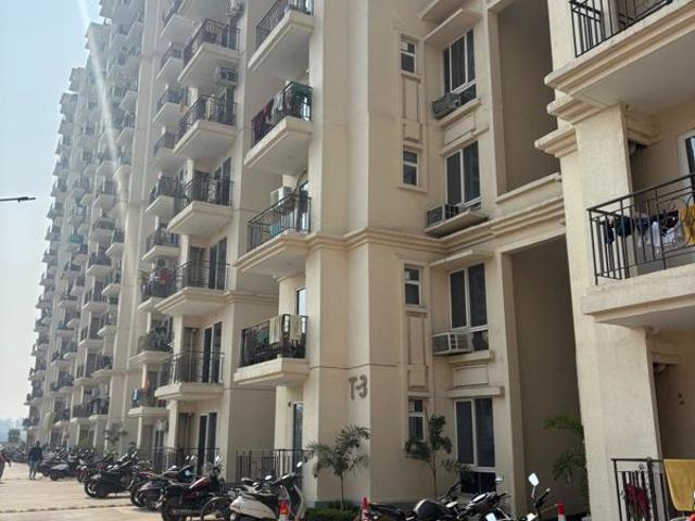 Resale | 2 BHK 1050 Sq.Ft. Apartment in Signature Global The Millennia