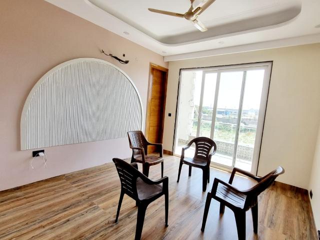 Resale | 2 BHK 1000 Sq.Ft. Apartment in DMD Hometech Awas Yojna