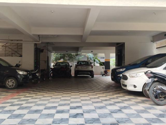 Resale | 2 BHK 1000 Sq.Ft. Apartment in Lakdi ka pul