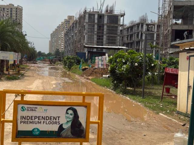 Resale | 2 BHK 1010 Sq.Ft. Apartment in Signature Global City 92