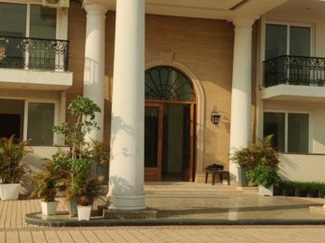Resale | 2 BHK 1034 Sq.Ft. Apartment in Omaxe The Resort