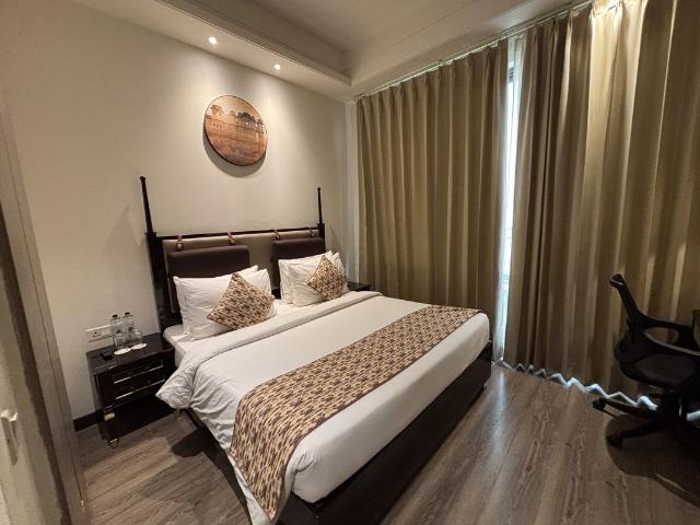 Resale | 2 BHK + 1200 Sq.Ft. Apartment in Emaar The Palm Drive Palm Studios