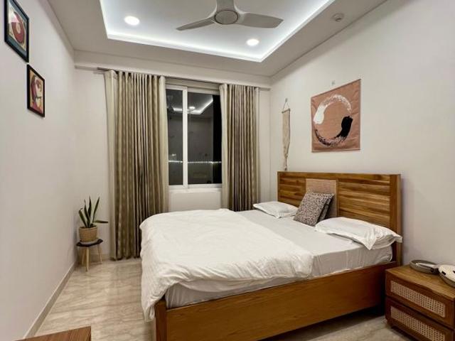 Resale | 2 BHK 1390 Sq.Ft. Apartment in Ambience Creacions