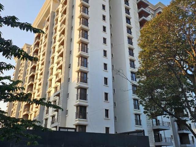 Resale | 2 BHK 1400 Sq.Ft. Apartment in Centreo