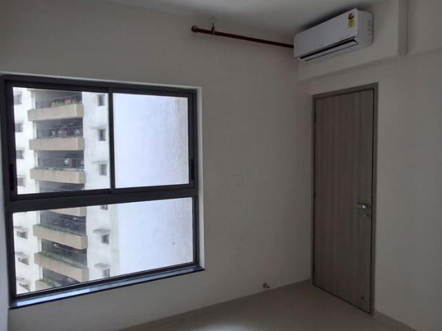 Resale | 2 BHK 633 Sq.Ft. Apartment in Rustomjee Urbania Azziano