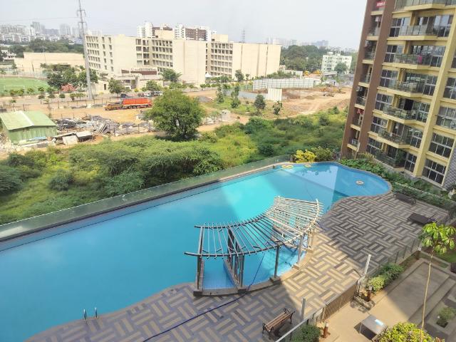 Resale | 2 BHK 679 Sq.Ft. Apartment in Amanora Adreno Towers