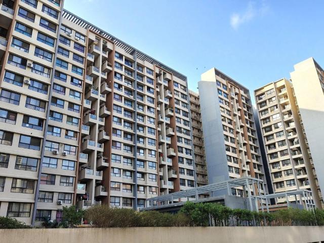 Resale | 2 BHK 700 Sq.Ft. Apartment in Kohinoor Coral Phase 3