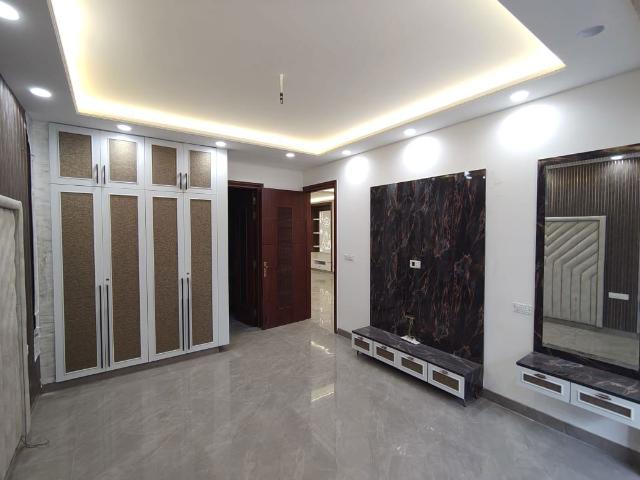 Resale | 2 BHK 700 Sq.Ft. Apartment in Signature Roselia Phase 2