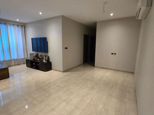 Resale | 2 BHK 712 Sq.Ft. Apartment in Rustomjee Summit