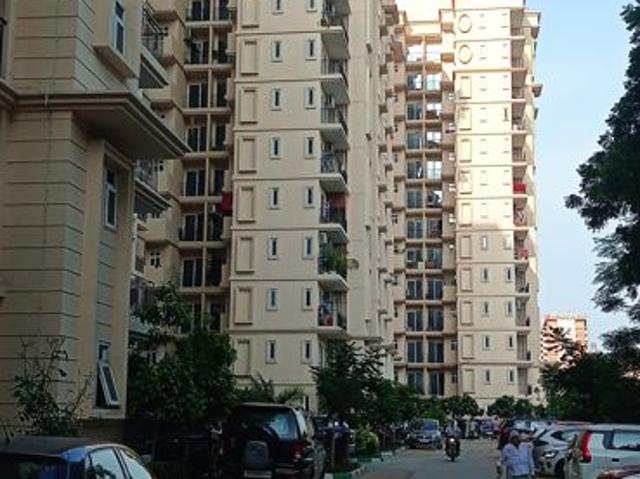 Resale | 2 BHK 724 Sq.Ft. Apartment in Signature The Serenas