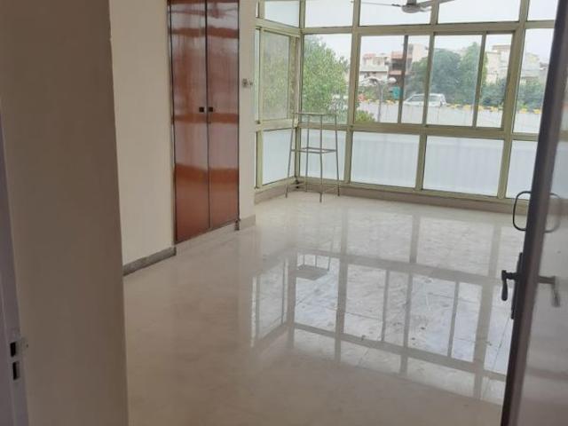 Resale | 2 BHK 800 Sq.Ft. Apartment in Vikas Puri