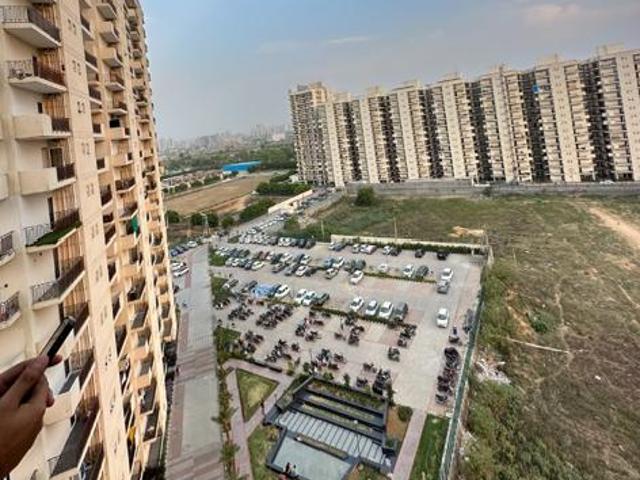 Resale | 2 BHK 800 Sq.Ft. Apartment in Signature Global The Roselia
