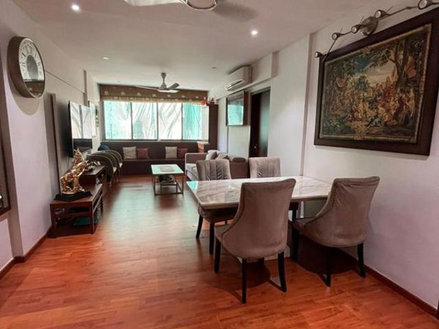 Resale | 2 BHK 831 Sq.Ft. Apartment in Cuffe Parade