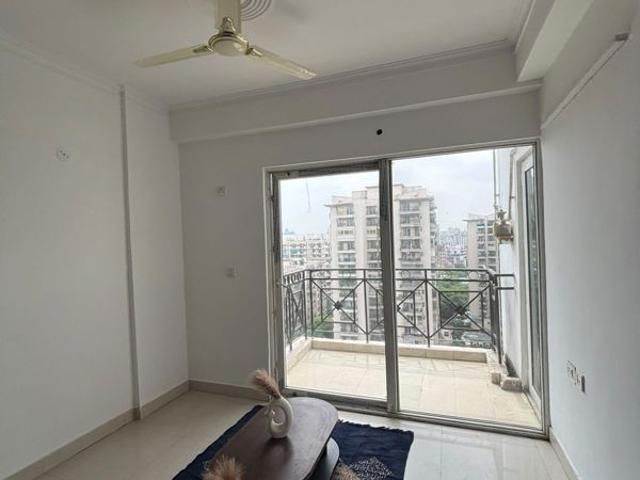 Resale | 2 BHK 900 Sq.Ft. Apartment in Wave City