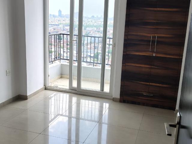 Resale | 2 BHK 950 Sq.Ft. Apartment in Amrapali Zodiac