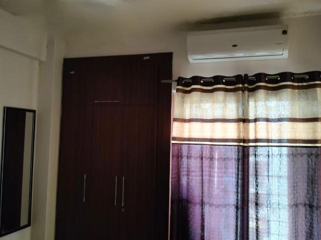 Resale | 2 BHK 950 Sq.Ft. Apartment in Express Zenith