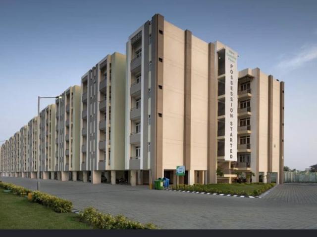 Resale | 2 BHK 980 Sq.Ft. Apartment in Wave Executive Floors