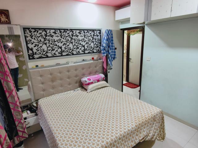 Resale | 2 BHK + Extra Room 853 Sq.Ft. Apartment in Rustomjee Urbania Azziano