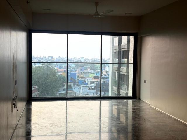 Resale | 2 BHK + Extra Room 888 Sq.Ft. Apartment in Rustomjee Paramount