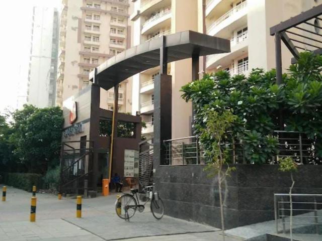 Resale | 2 BHK + Extra Room 1000 Sq.Ft. Apartment in Supertech Livingston