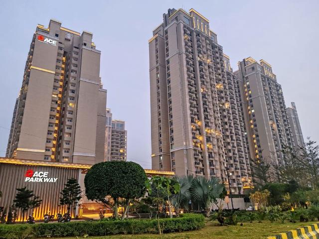 Resale | 2 BHK + Extra Room 1085 Sq.Ft. Apartment in ACE Parkway