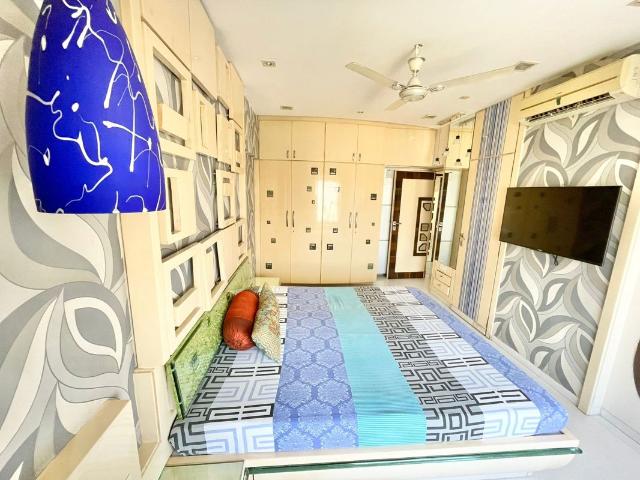 Resale | 2 BHK + Extra Room 1100 Sq.Ft. Apartment in Malabar Hill