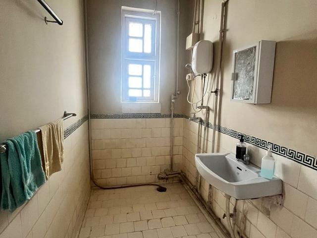 Resale | 2 BHK + Extra Room 1400 Sq.Ft. Apartment in Colaba