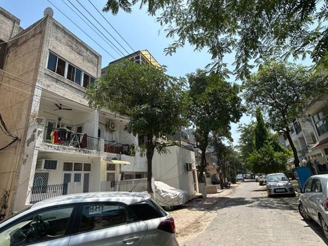 Resale | 2 BHK + Servant Room,Store Room 1000 Sq.Ft. Apartment in Maj Udai Apartment