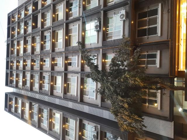 Resale | 2 BHK + Servant Room 975 Sq.Ft. Apartment in Santacruz West