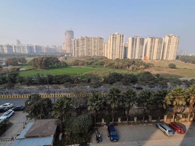 Resale | 2 BHK + Study Room 1180 Sq.Ft. Apartment in Amrapali Silicon City