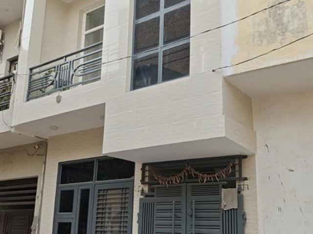Resale | 2 BHK + Prayer Room,Servant Room,Study Room,Extra Room,Basement,Store Room 600 Sq.Ft. Apartment in Pareena Laxmi Apartments