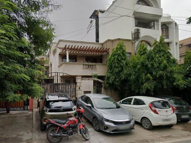 Resale | 448 Sq.Mt. Independent House in New Friends Colony